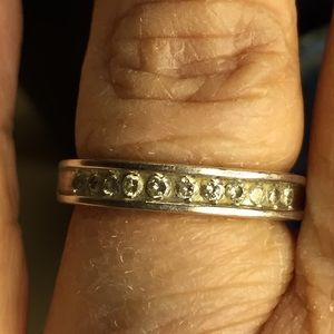 14K WHITE GOLD DIAMOND (11 small) WEDDING BAND. S7